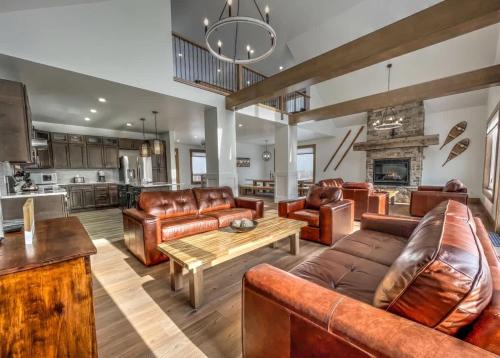 The Blue Mountains House | 7 bdrm Luxury 7 baths Private Beach Access Hot Tub