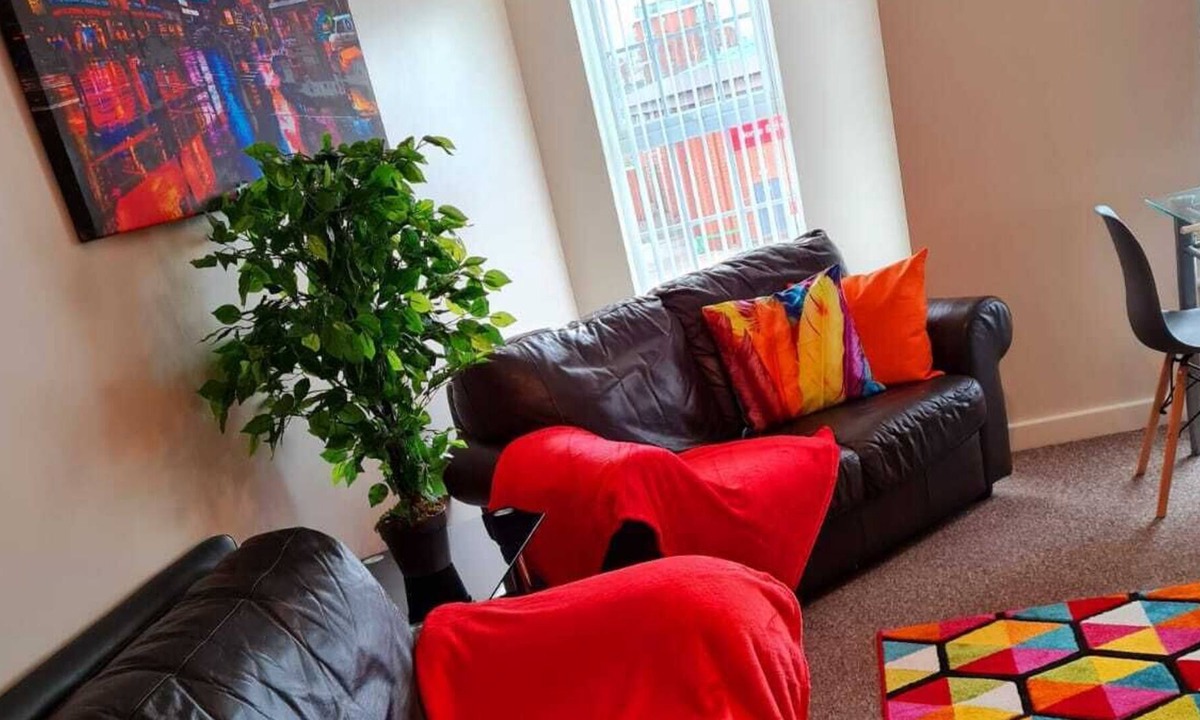 Warrington Apartment | Ample Comforts - 2 bedroom, Cozy Apartment Sleeps 4. Central Warrington. Free Se