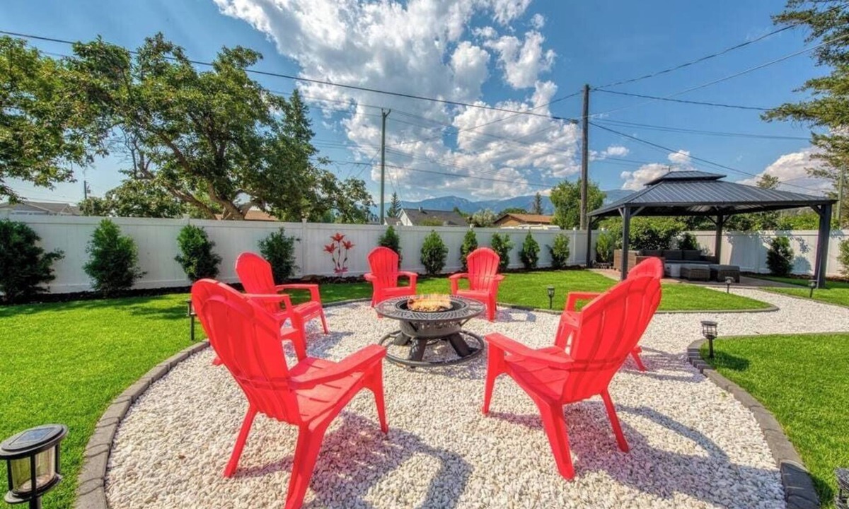 Invermere House | Backyard Oasis - Hot Tub, BBQ, Outdoor Bar