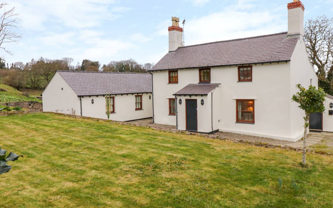 Llandudno Junction Cottage | Cabin ∙ 4 bedrooms ∙ 8 guests