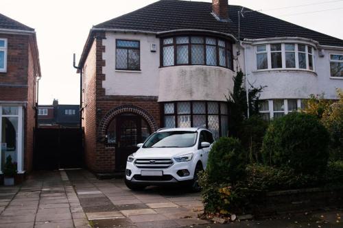 Shirley House | Captivating 3-Bed House in Birmingham