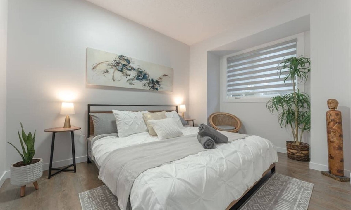 Southeast Calgary House | Chic💫Romantic3bed🌴patio🔝WIFI✨quiet retreat🆓parking