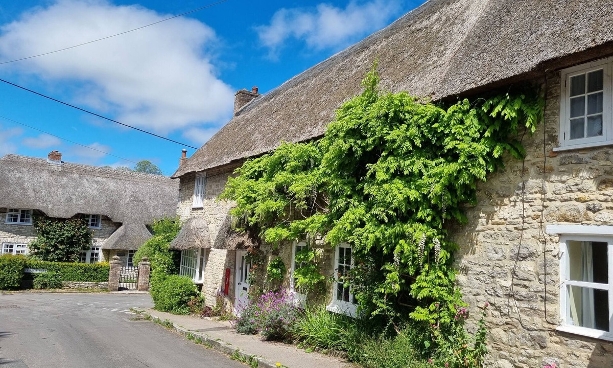 Holworth Cottage | Chocolate Box Thatched Cottage - walking distance to the beach
