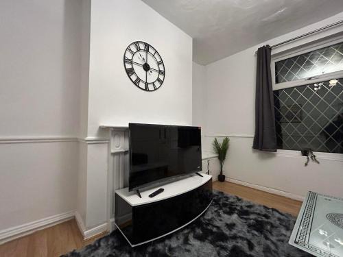 Ashton-under-Lyne House | Comfortable, spacious 2 Bedroom house close to Etihad Stadium