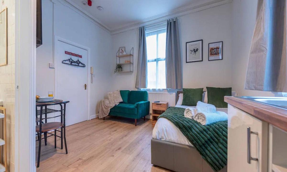 Wolverhampton Apartment | Cosy Studio With Private Parking - Pass the Keys