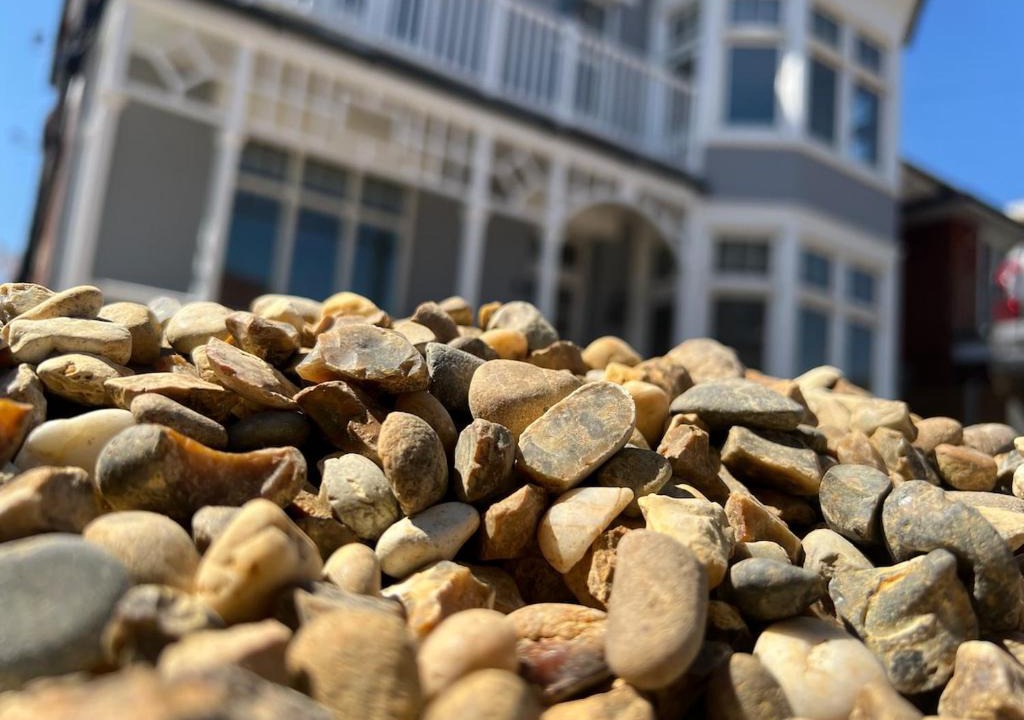 Clacton-on-Sea Apartment | Devon Lodge - Large 3 bed Apartment Sleeps 8 Beach opposite