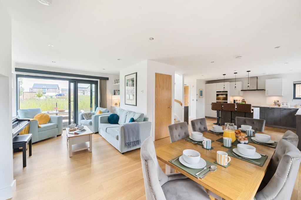 Holworth House | Equinox