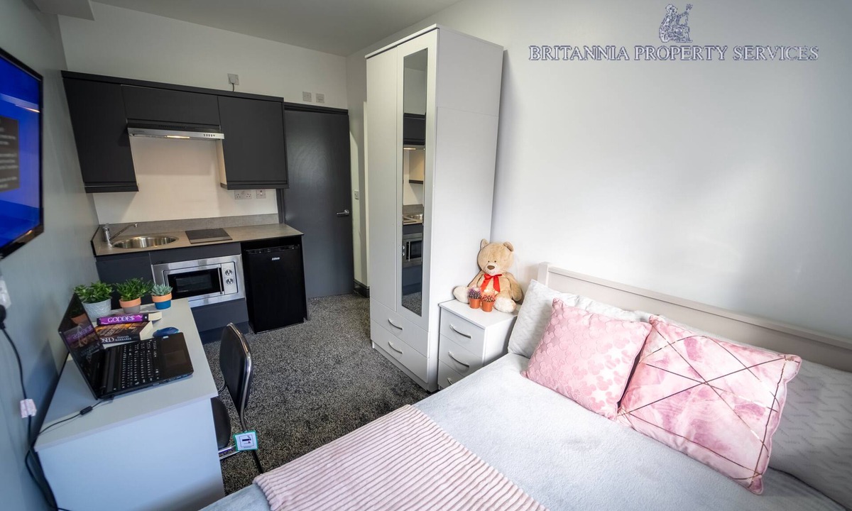 Selly Oak Apartment | Ground floor studio near QE with free parking!