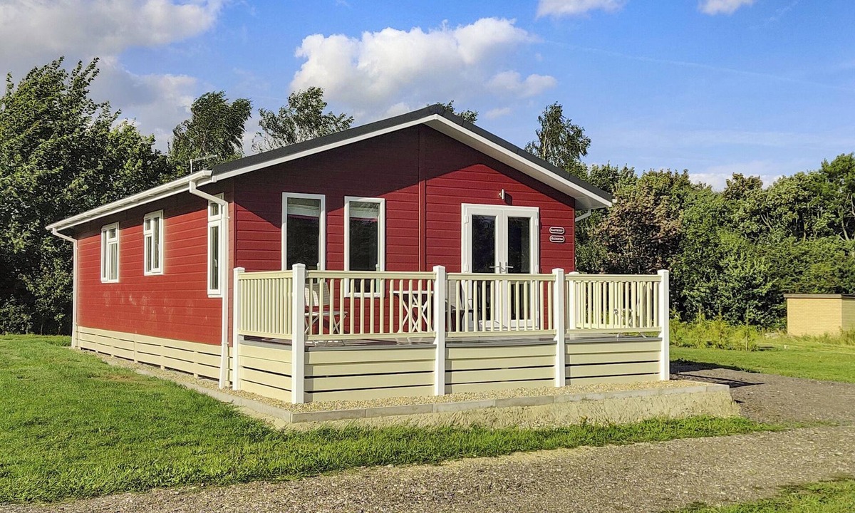 Dereham Ski Chalet | Luxury boutique style lodge with one double bedroom and one twin bedroom.