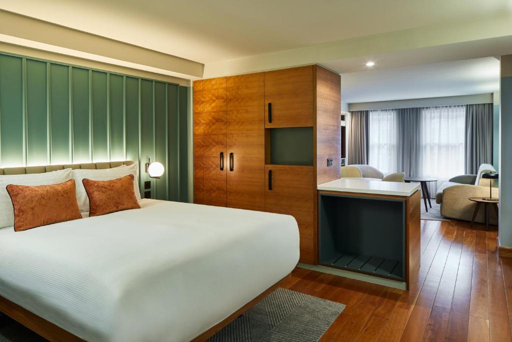 Farringdon Apartment | master Farringdon