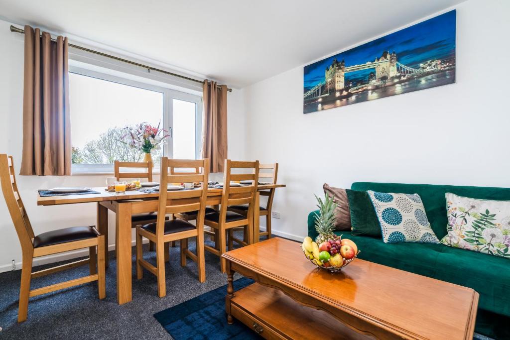 Hemel Hempstead Apartment | Mayflower 5-Bed Home, Contractors, Family, Harry Porter