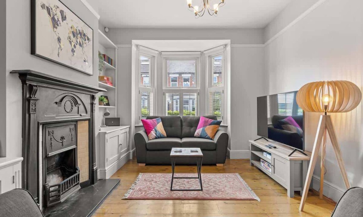 Reading City Centre House | Reading Station - Modern Home w Garden Sleeps 6