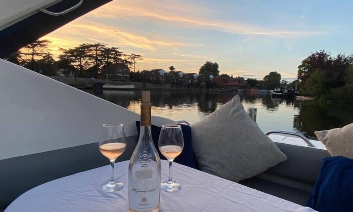 Wraysbury Apartment | Romantic 3Beds Yacht Escape on Thames