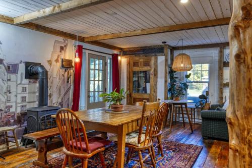 Ayers Cliff House | Rustic chic Barn in Ayers Cliff