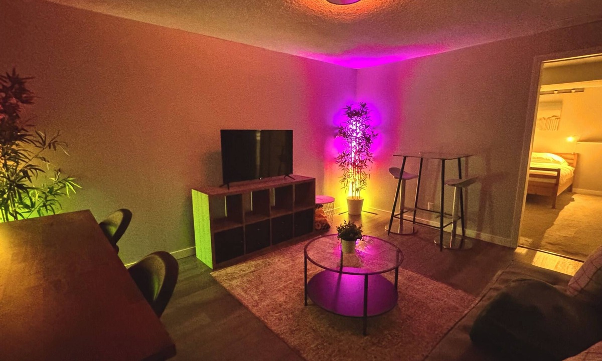 Calgary Apartment | Short or Long Term | Pet Friendly | Dog Park | King Bed | Newly Updated