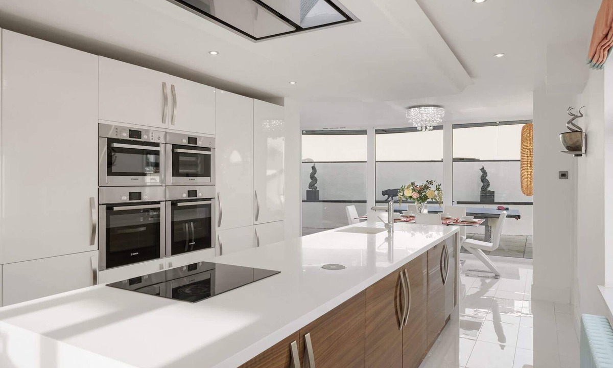 Dawlish House | Spacious House - Pool, Games Room, Private Parking