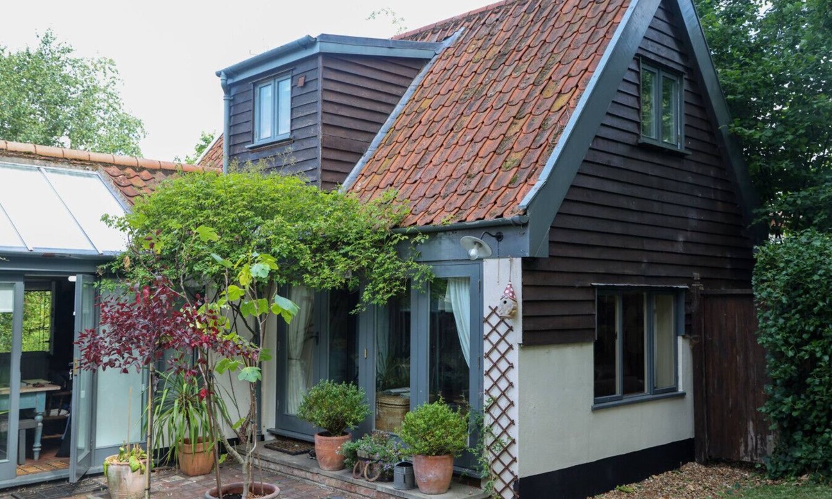 East Dereham Apartment | Swift Host | Rose Lodge | Sleeps 4 | Dereham | Pet Friendly | Beautiful Gardens