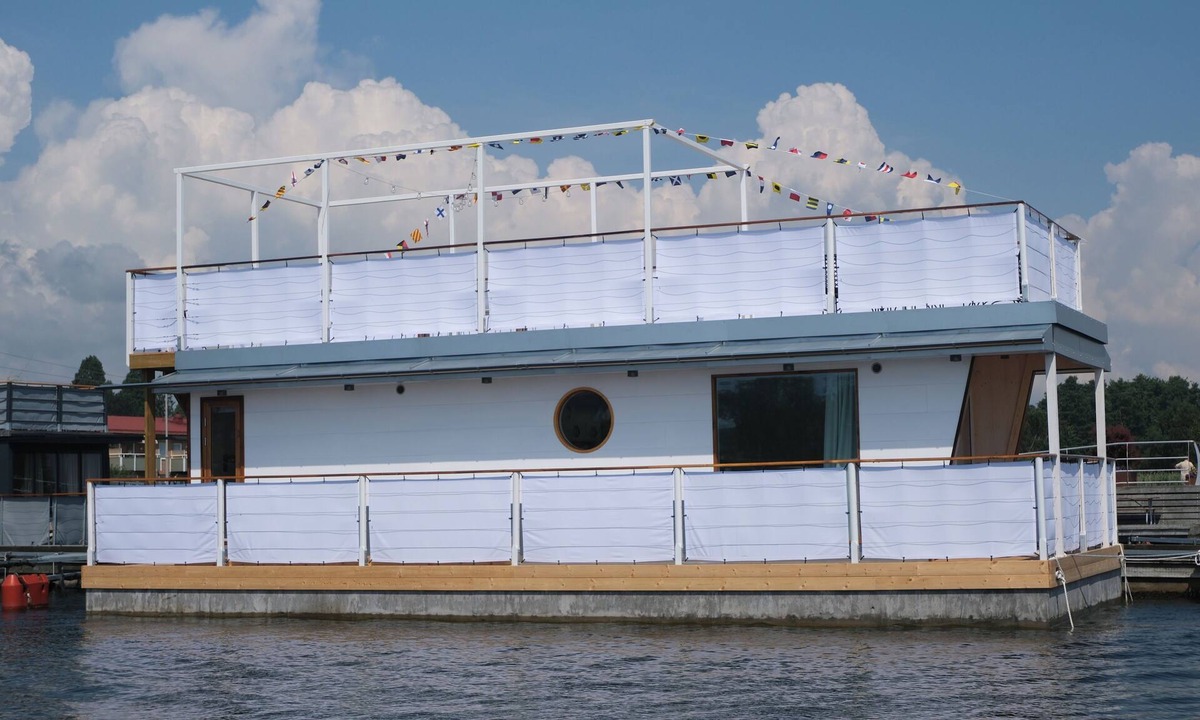 Solvesborg House | Unique floating retreat Sleeps 4