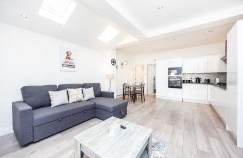 East Acton Apartment | Modern 3 Bedroom Apartment with Ensuite