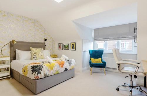 Leatherhead House | Pass the Keys Spacious Family Oasis Explore with Ease