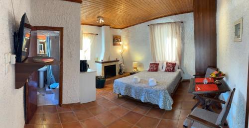 Eliki House | Δωμάτια Εξοχή-With fireplace and view to the sea