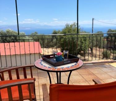 Eliki House | Δωμάτια Εξοχή-With fireplace and view to the sea