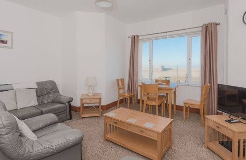 Dinas Dinlle Cabin | 2 bedroom accommodation in Caernarfon