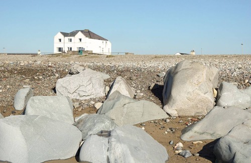 Dinas Dinlle Cabin | 2 bedroom accommodation in Caernarfon