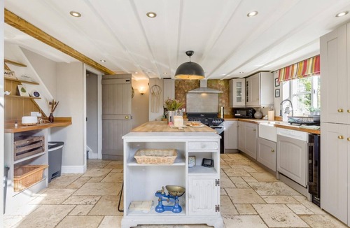 Blofield Cottage | 5 Bed in Blofield (oc-s33037)