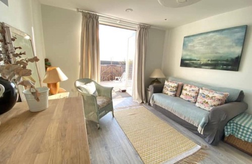 Selsey Apartment | Beachfront Self-contained one Bedroom Annex