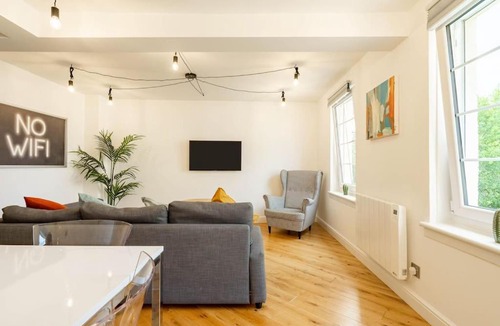Dalry Apartment | Central, Bright 2 Bed Flat