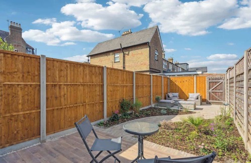 Windsor City Centre House | Charming Windsor Cottage| Castle Views By Tempstay