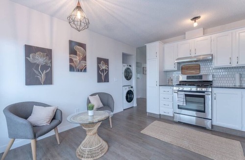 Southeast Calgary House | Chic💫Romantic3bed🌴patio🔝WIFI✨quiet retreat🆓parking