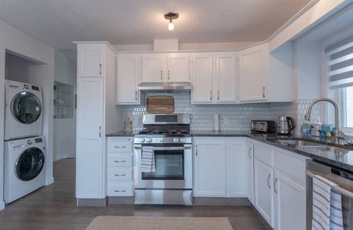 Southeast Calgary House | Chic💫Romantic3bed🌴patio🔝WIFI✨quiet retreat🆓parking