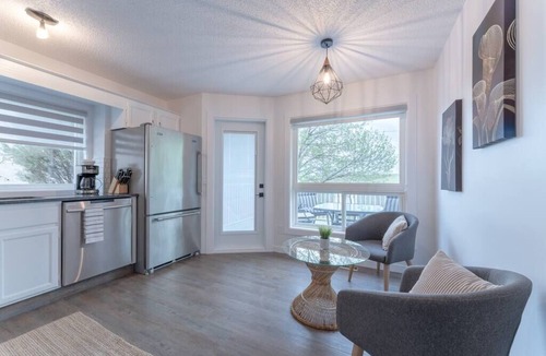 Southeast Calgary House | Chic💫Romantic3bed🌴patio🔝WIFI✨quiet retreat🆓parking