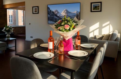 RopeWalks Apartment | City Apt for 6 with Car Park - Near Bars Dining and Train