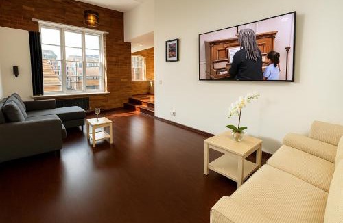 RopeWalks Apartment | City Apt for 6 with Car Park - Near Bars Dining and Train