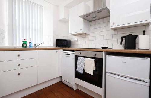 Margam Apartment | Contractor Studio Parking Smart TV & Kitchen