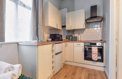 Wolverhampton Apartment | Cosy Studio With Private Parking - Pass the Keys