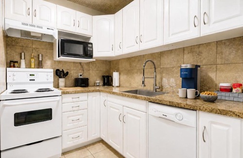 Beltline Apartment | Entire Downtown Condo steps to BMO & Stampede with Parking, 1,5 hrs to Banff