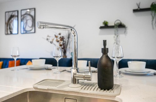 Newham Apartment | Executive 3-Bed 2-Bath Apartment Central London