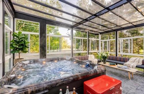 Airdrie House | Executive Acreage 3 King Beds Fireplace AC