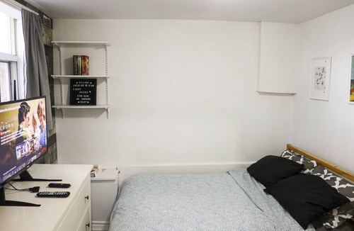 Oakwood Village Apartment | Fitted and convenient studio with parking included near downtown core