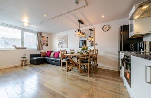 Andover Apartment | Group-Friendly Flat - 3 Beds, a Sofa Bed & Parking
