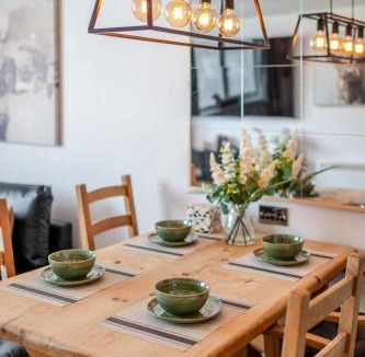 Andover Apartment | Group-Friendly Flat - 3 Beds, a Sofa Bed & Parking