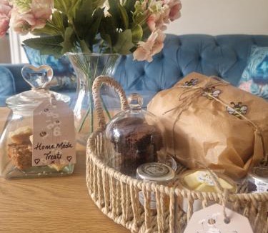 Potter Brompton House | Honeybee Hideaway