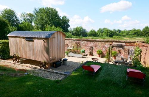 Salisbury House | Hut64
