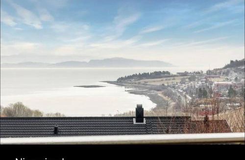 Hundhammeren Apartment | Hyggelig rom med kjøleskap og mikro samt eget bad og toalett, Nydelig utsikt over sjøen og kun 15 minutter fra Trondheim