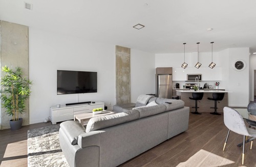 Whyte ave Apartment | King bed, 10ft Ceiling,5 mins to Rogers