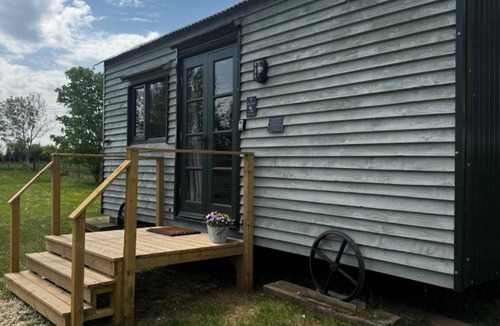 Pershore Apartment | Lakeside Shepard's Hut 'Sanderling'